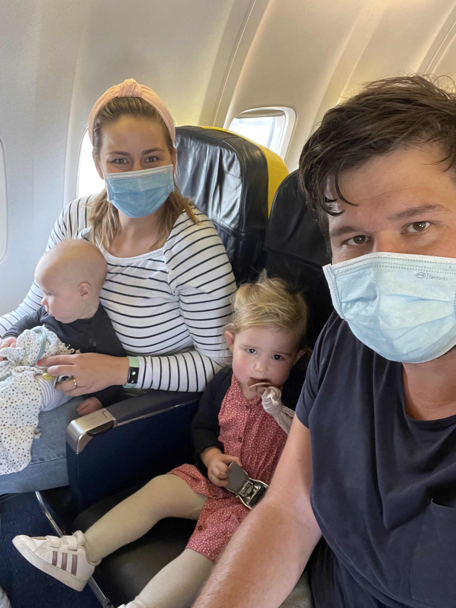 Kan worden genegeerd Aarde tweedehands Op het vliegtuig met een baby en een peuter - momsarahwithlove