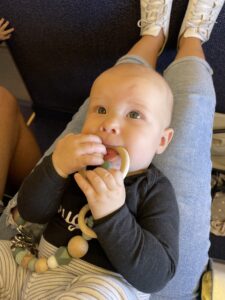 momsarahwithlove blog mama vliegreis vliegtuig baby peuter ouderschap spelen