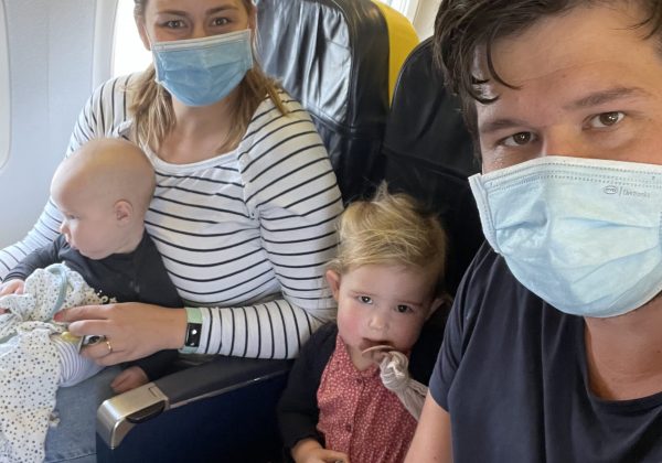 Op het vliegtuig met een baby en een peuter